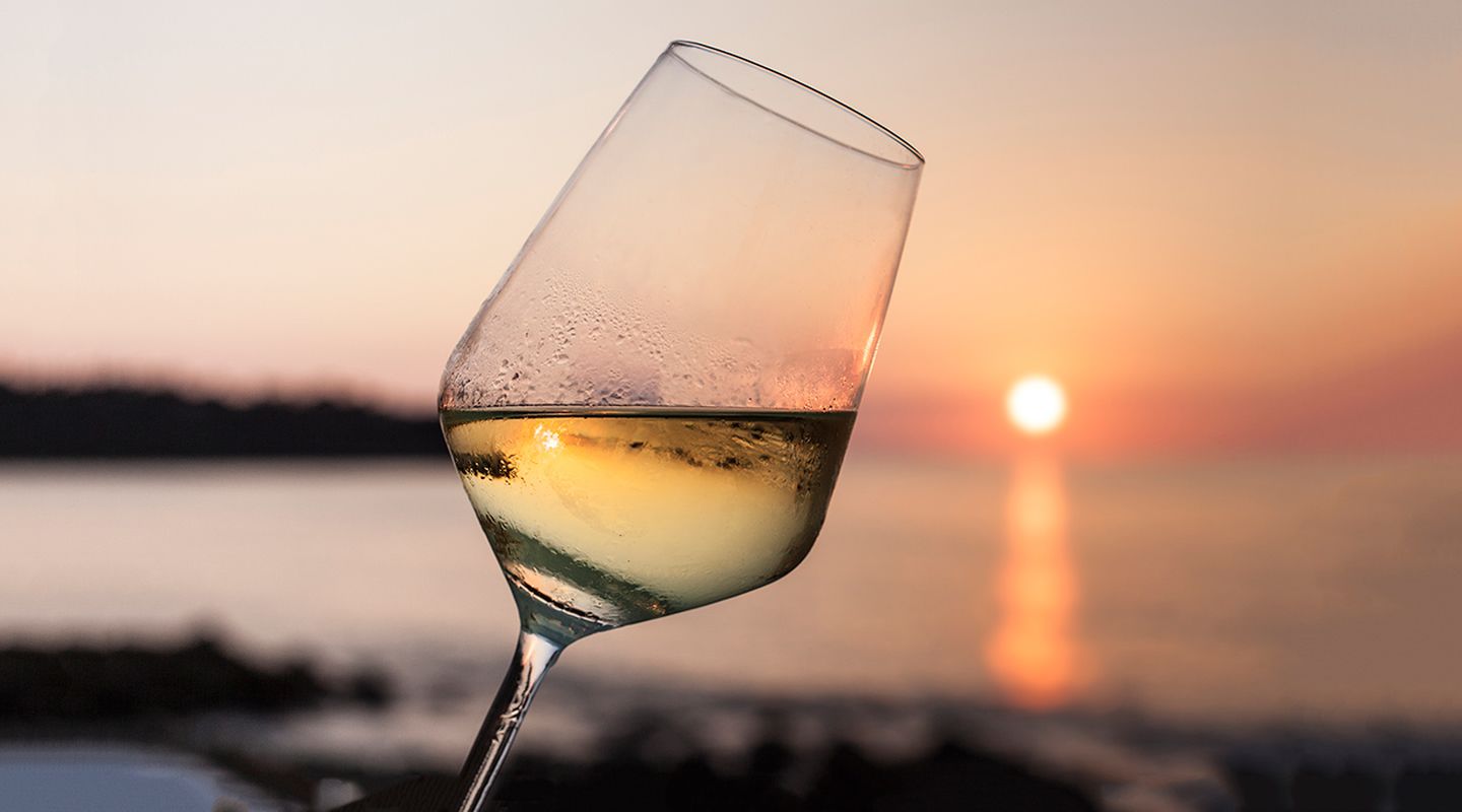 Белое вино и море